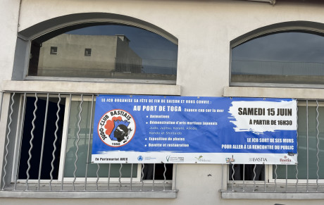 MERCI À  ‘’BASTIA PUBLICITÉ’’ POUR CETTE BANDEROLE SUPPLÉMENTAIRE  DESTINÉE AUX … PLUS DISTRAITS DU CLUB 😜🥋